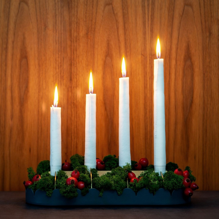 Fira adventsljusstake