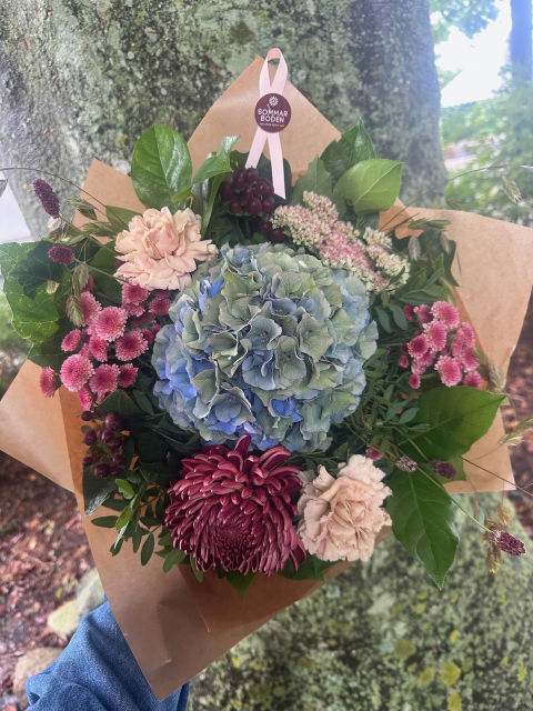 Elegant bukett i dova toner