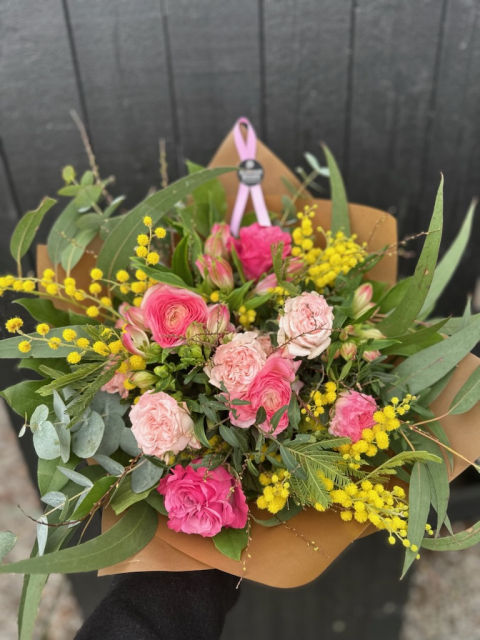 Rosa bukett med mimosa