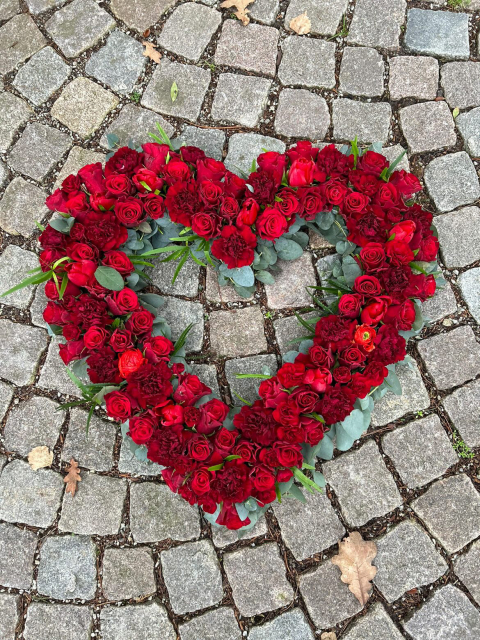 Hjärta begravning, hål - röd