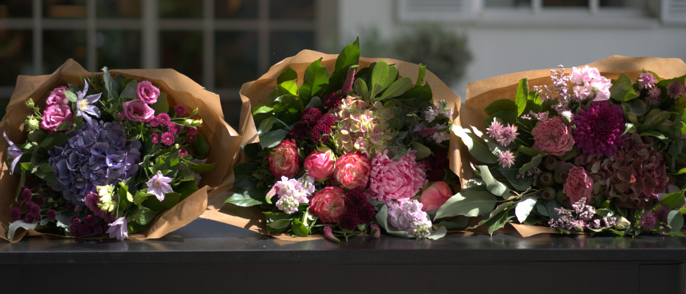 Tre stycken färgglada buketter med midsommarblommor