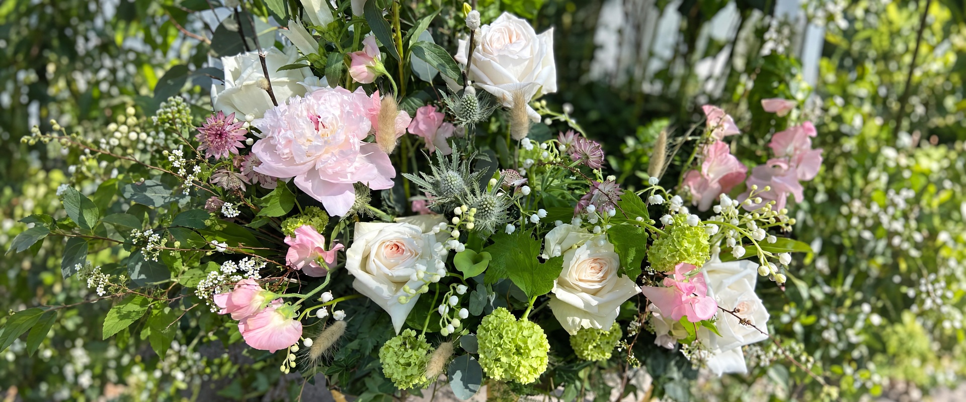 Begravningsblommor uppställda vid ceremoni