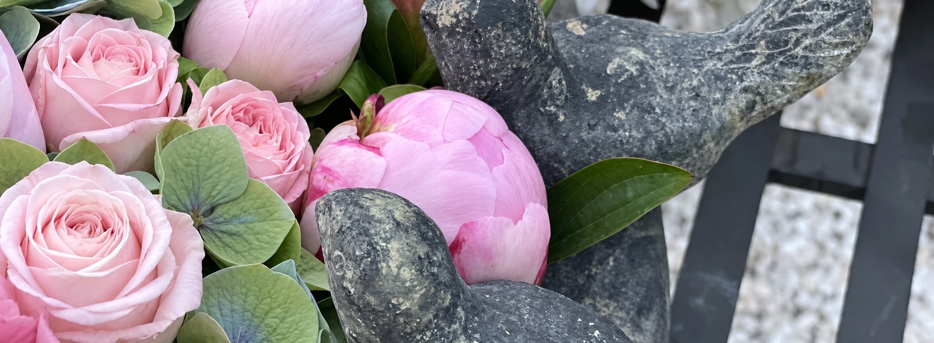Begravningsblommor uppställda vid ceremoni