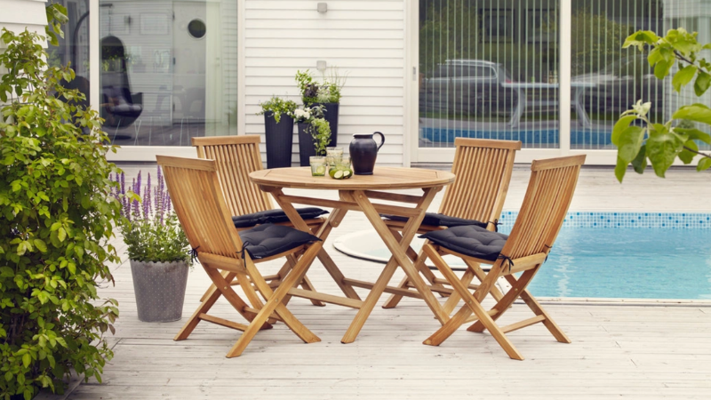 Utemöbler i teak på uteplats