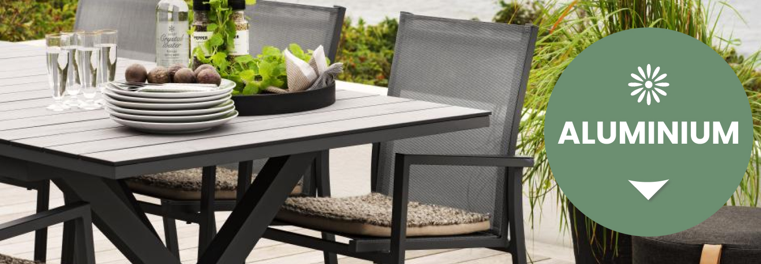 tre stolar och ett bort gjort av aluminium i en utomhus miljö