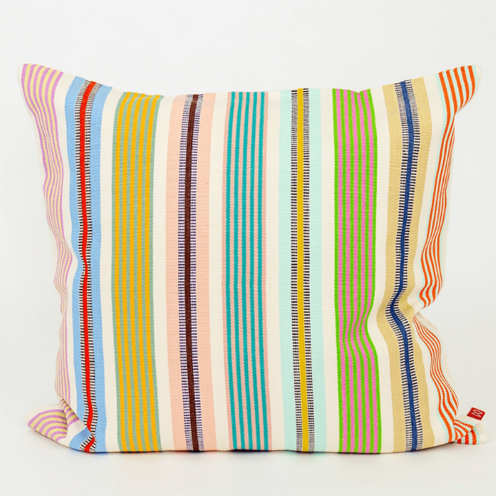 Dolores Blanco prydnadskudde 50x50 cm - multi i gruppen Inredning / Textilier / Kuddar & Plädar hos Sommarboden i Höllviken AB (1005701-GU)