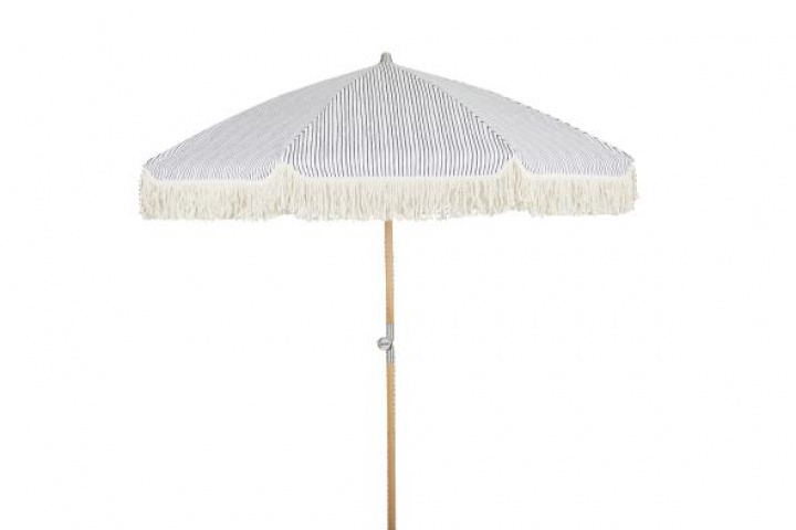 Gatsby parasoll tiltbar Ø 1,8 m - natur/grå-vit randigt i gruppen Utemöbler / Solskydd / Parasoller hos Sommarboden i Höllviken AB (1410-7)