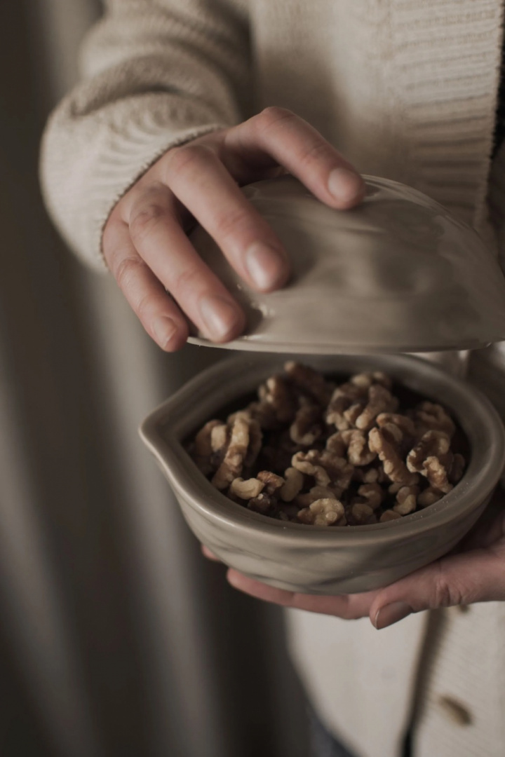 Walnut skål med lock - shiny mole i gruppen Inredning / Dekoration / Inredningsdetaljer hos Sommarboden i Höllviken AB (20230801SM)