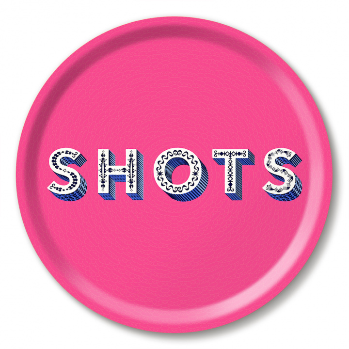 Shots bricka Ø 31 cm - bright pink i gruppen Inredning / Kök & Dukning / Brickor & Grytunderlägg hos Sommarboden i Höllviken AB (AB0031-755)