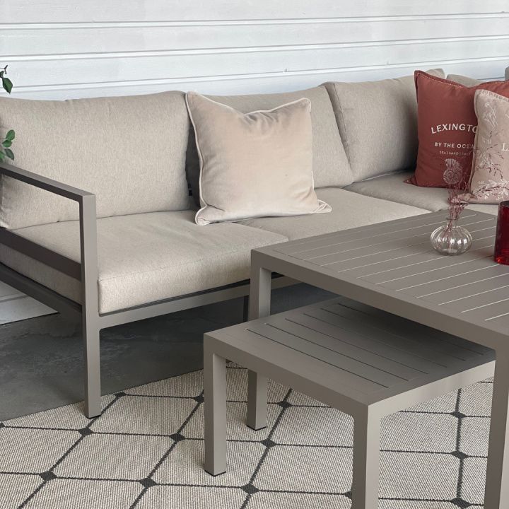 Lenny hörnsoffa exkl. soffbord - khaki/beige i gruppen Utemöbler / Relax / Bänkar & Soffor hos Sommarboden i Höllviken AB (B1122HVH-20-21)