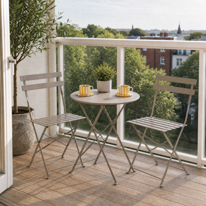 Caggi café-set - taupe i gruppen Utemöbler / Balkongmöbler / Cafémöbler hos Sommarboden i Höllviken AB (B7583-25)