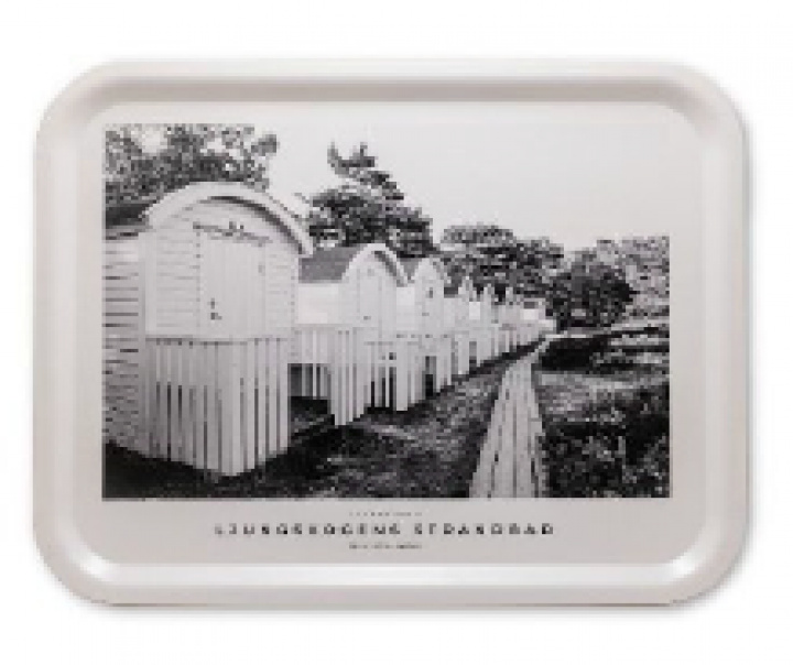 Ljungskogens strandbad bricka 43 x 33 cm i gruppen Inredning / Kök & Dukning / Brickor & Grytunderlägg hos Sommarboden i Höllviken AB (BL4333)