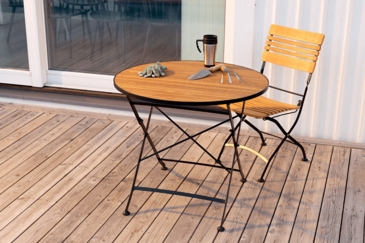 Brewer cafégrupp - svart/teak i gruppen Utemöbler / Balkongmöbler / Cafémöbler hos Sommarboden i Höllviken AB (Brewer-cafe-SET)