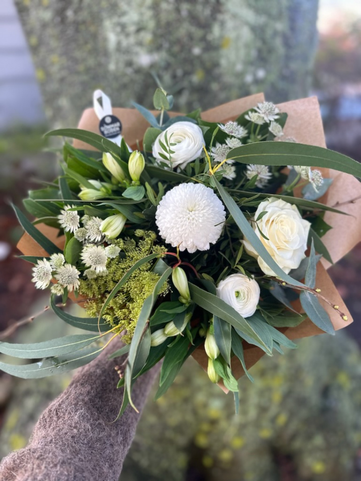 Stilren bukett i vitt & grönt i gruppen Blommor / Buketter hos Sommarboden i Höllviken AB (Bukett-gront-vitt-SET)
