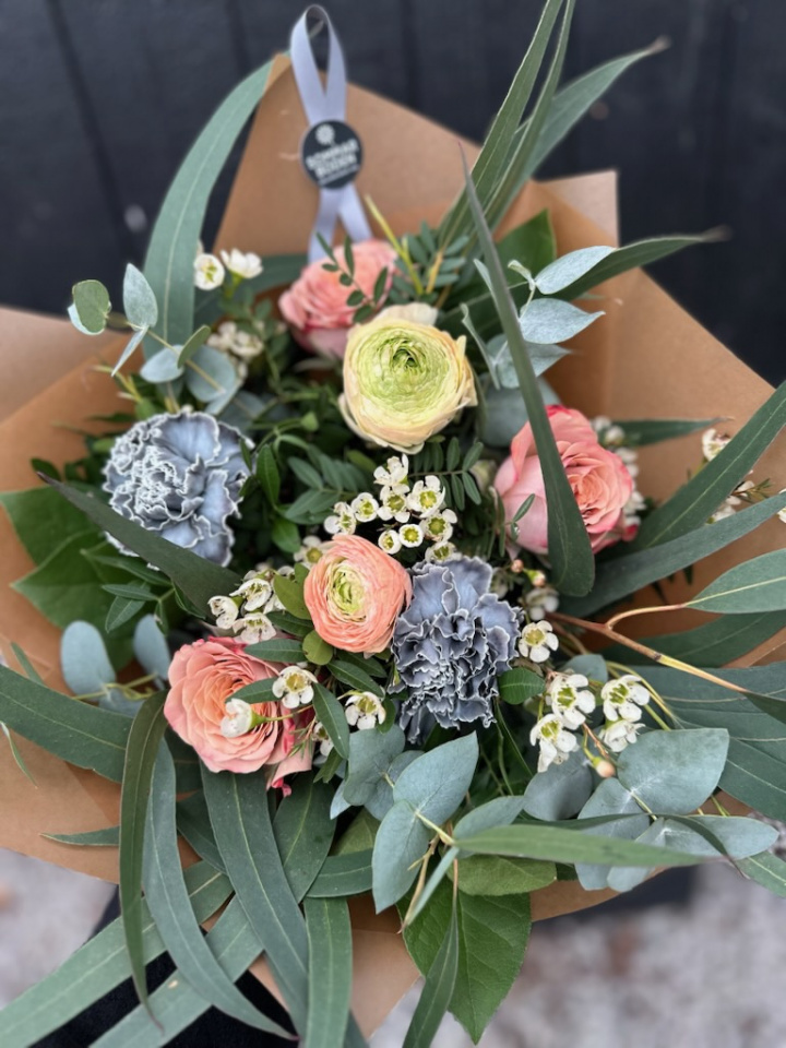 Bukett med milda toner i gruppen Blommor / Buketter hos Sommarboden i Höllviken AB (Bukett-milda-toner-SET)