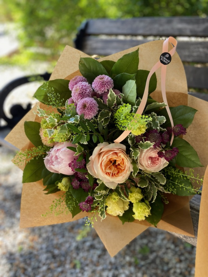 Sommarbukett i rosa & peach i gruppen Blommor / Buketter hos Sommarboden i Höllviken AB (Bukett-rosa-peach-SET)