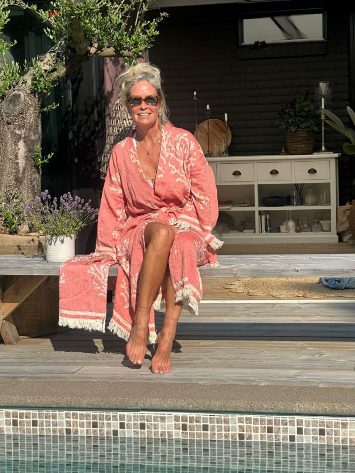 Coral Reef kaftan, M/L - coral/vit i gruppen Badkläder / Övrigt / Badrockar & Tunikor hos Sommarboden i Höllviken AB (Coral-reef-KA-M-L)