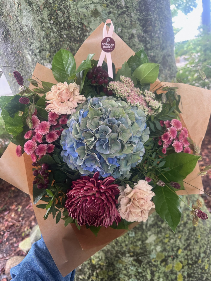 Elegant bukett i dova toner i gruppen Blommor hos Sommarboden i Höllviken AB (Elegantbukett-dova-SET)