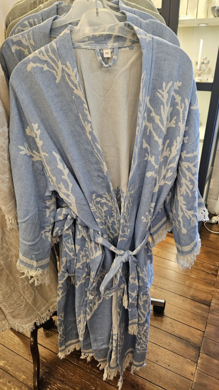 Light blue reef kaftan, S/M - ljusblå/vit i gruppen Badkläder / Övrigt / Badrockar & Tunikor hos Sommarboden i Höllviken AB (Lightblue-reef-KA-S-M)
