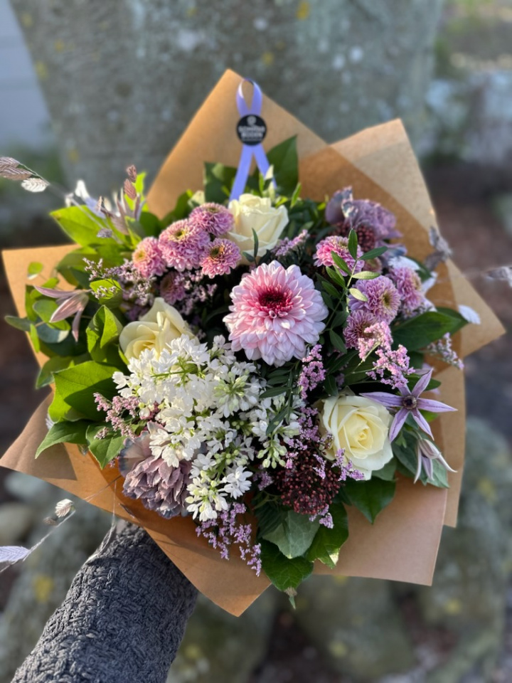 Lila-/vit bukett i gruppen Blommor / Buketter hos Sommarboden i Höllviken AB (Lilavit-bukett-SET)