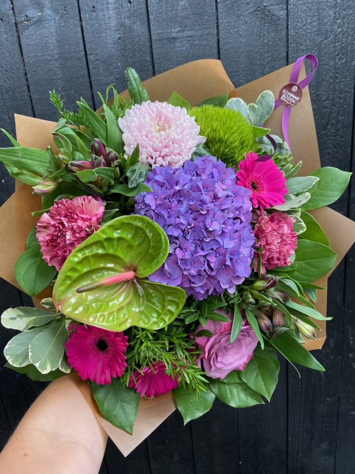 Färgstark lyxbukett i gruppen Blommor hos Sommarboden i Höllviken AB (Lyx-fargstark-SET)