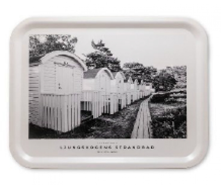 Ljungskogens strandbad bricka 43 x 33 cm i gruppen Inredning / Kök & Dukning / Brickor & Grytunderlägg hos Sommarboden i Höllviken AB (MELI_08_43x33)