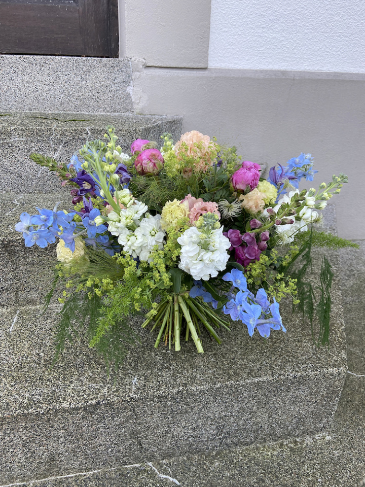 Stående bukett begravning - sommar i gruppen Blommor hos Sommarboden i Höllviken AB (beg-handbundenbuk-sommar)