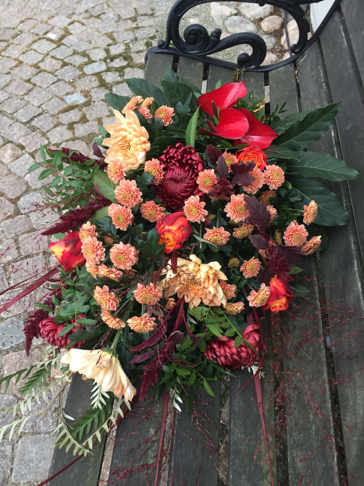 Stående bukett begravning - varma toner i gruppen Blommor hos Sommarboden i Höllviken AB (beg-handbundenbuk-varm)