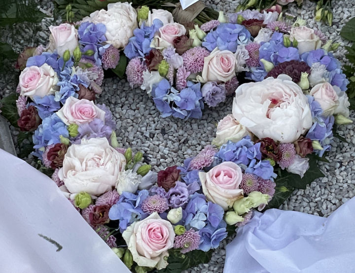 Hjärta begravning, hål - blandat i gruppen Blommor / Begravningsblommor hos Sommarboden i Höllviken AB (beg-hjarta-hal-blandad)