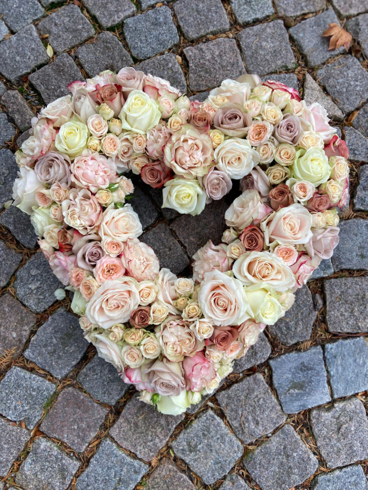 Hjärta begravning, hål - blandat i gruppen Blommor / Begravningsblommor hos Sommarboden i Höllviken AB (beg-hjarta-hal-blandad)