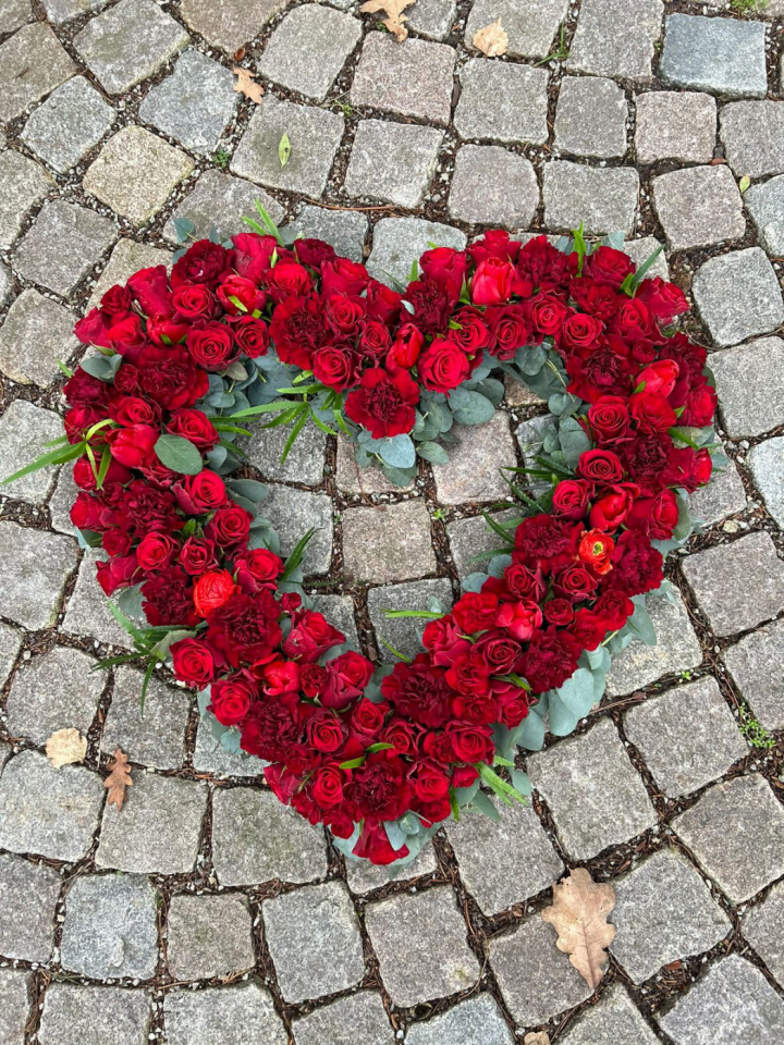 Hjärta begravning, hål - röd i gruppen Blommor hos Sommarboden i Höllviken AB (beg-hjarta-hal-rod)