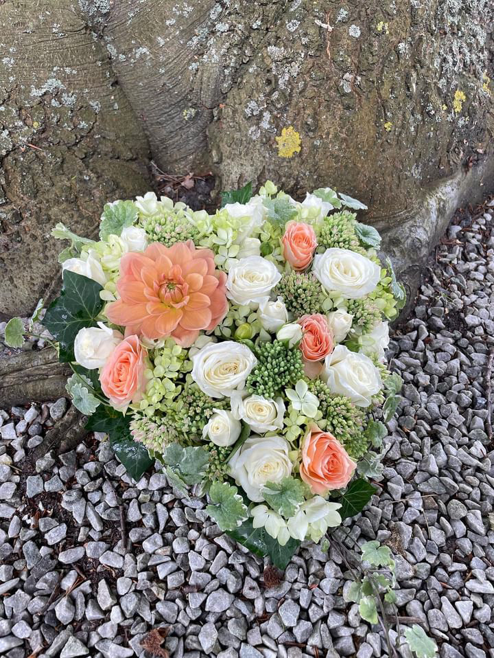 Hjärta begravning, litet - vit i gruppen Blommor hos Sommarboden i Höllviken AB (beg-hjarta-litet-vit)