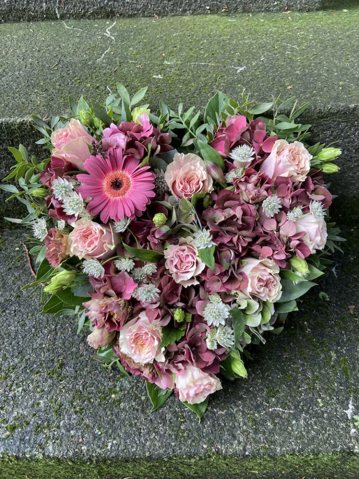 Hjärta begravning, mellan - rosa i gruppen Blommor hos Sommarboden i Höllviken AB (beg-hjarta-mellan-rosa)