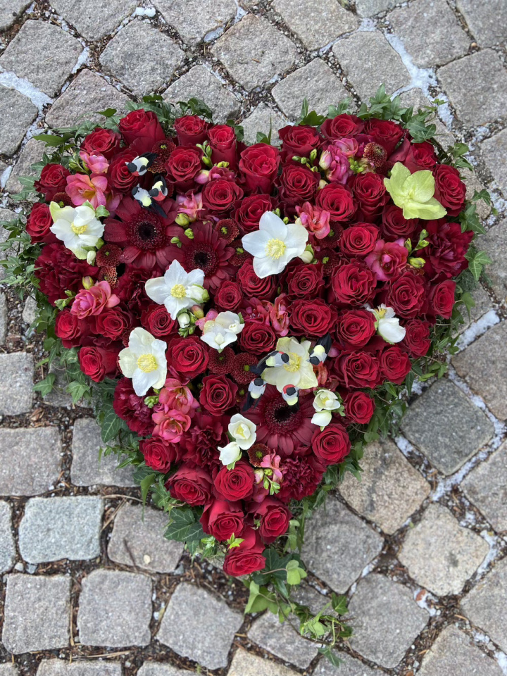 Hjärta begravning, stor - röd i gruppen Blommor hos Sommarboden i Höllviken AB (beg-hjarta-stor-rod)