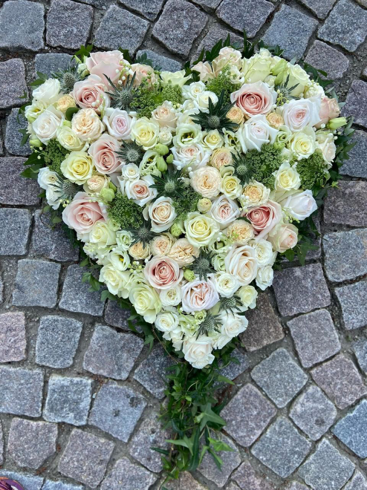 Hjärta begravning, stor - vit i gruppen Blommor hos Sommarboden i Höllviken AB (beg-hjarta-stor-vit)