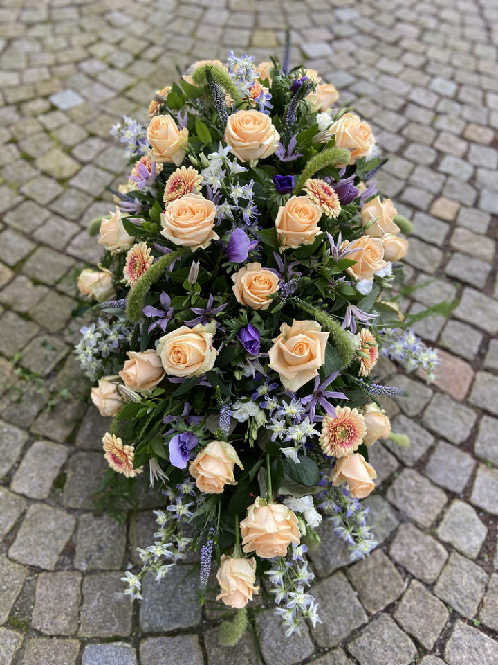Kistdekoration, mellan - aprikos i gruppen Blommor hos Sommarboden i Höllviken AB (beg-kistdek-mell-aprikos)