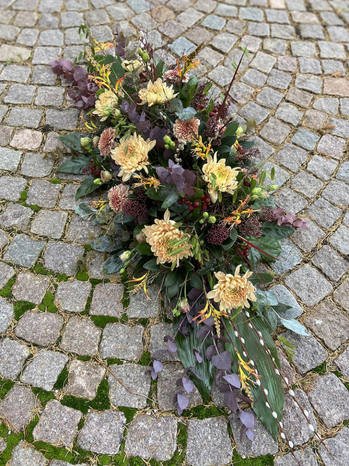 Kistdekoration, mellan - varma toner i gruppen Blommor hos Sommarboden i Höllviken AB (beg-kistdek-mellan-varm)