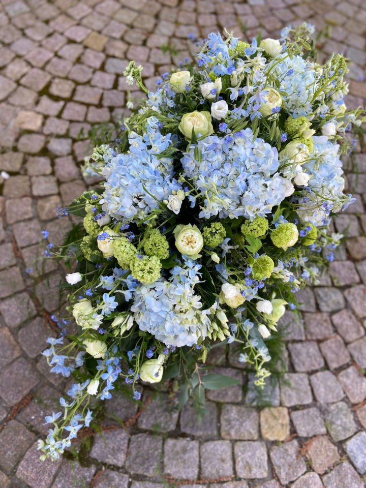 Kistdekoration, stor - blå/vit i gruppen Blommor hos Sommarboden i Höllviken AB (beg-kistdek-stor-blovit)