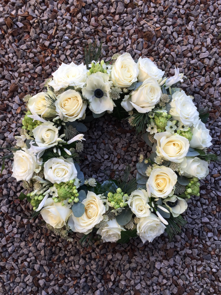 Kransdekoration begravning, liten - vit i gruppen Blommor / Begravningsblommor hos Sommarboden i Höllviken AB (beg-krans-liten-vit)