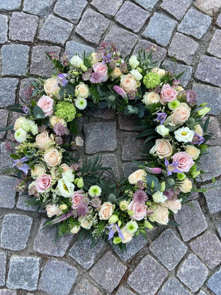 Kransdekoration begravning, stor - ljusa pasteller i gruppen Blommor hos Sommarboden i Höllviken AB (beg-krans-stor-ljusapast)