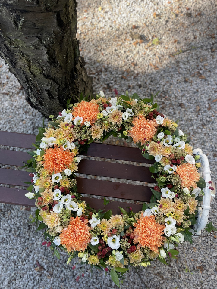 Kransdekoration begravning, stor - varma toner i gruppen Blommor / Begravningsblommor hos Sommarboden i Höllviken AB (beg-krans-stor-varm)