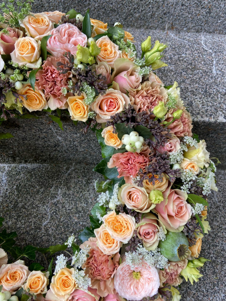 Kransdekoration begravning, stor - varma toner i gruppen Blommor / Begravningsblommor hos Sommarboden i Höllviken AB (beg-krans-stor-varm)