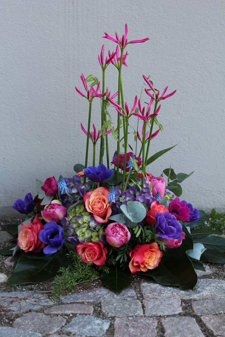 Stående dekoration begravning, liten - varm i gruppen Blommor hos Sommarboden i Höllviken AB (beg-stoende-liten-varm)