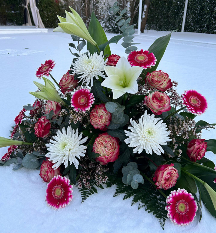 Stående dekoration begravning, mellan - efter säsong i gruppen Blommor hos Sommarboden i Höllviken AB (beg-stoende-mell-eftersas)