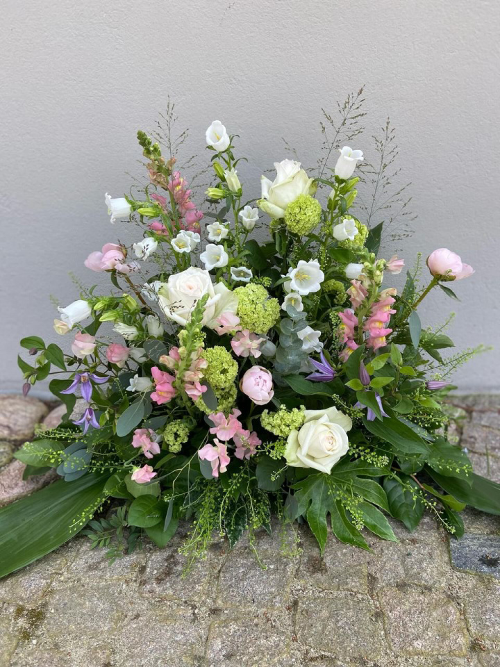 Stående dekoration begravning, mellan - sommaräng i gruppen Blommor hos Sommarboden i Höllviken AB (beg-stoende-mellan-sommar)