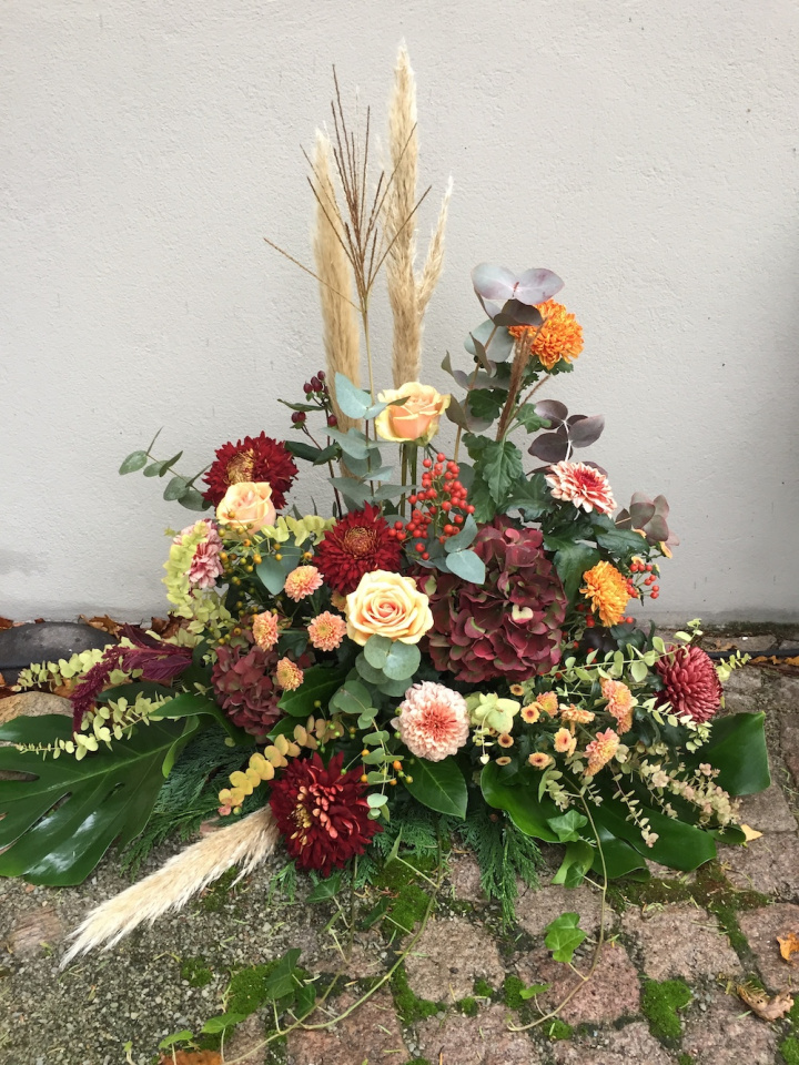 Stående dekoration begravning, mellan - varm i gruppen Blommor hos Sommarboden i Höllviken AB (beg-stoende-mellan-varm)