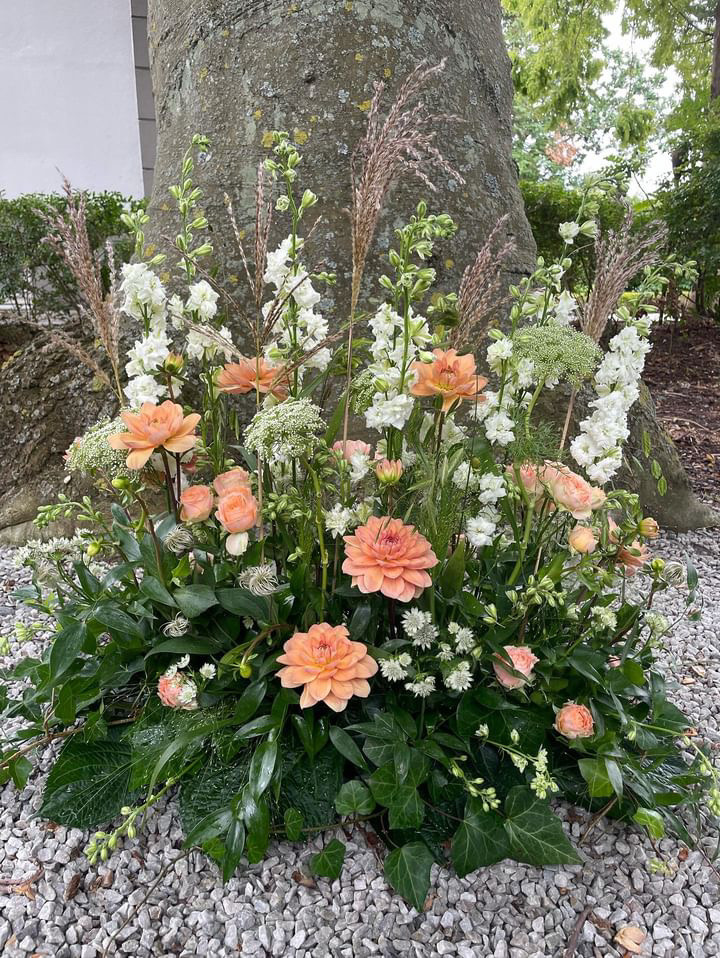 Stående dekoration begravning, stor - floristens val i gruppen Blommor hos Sommarboden i Höllviken AB (beg-stoende-stor-florval)