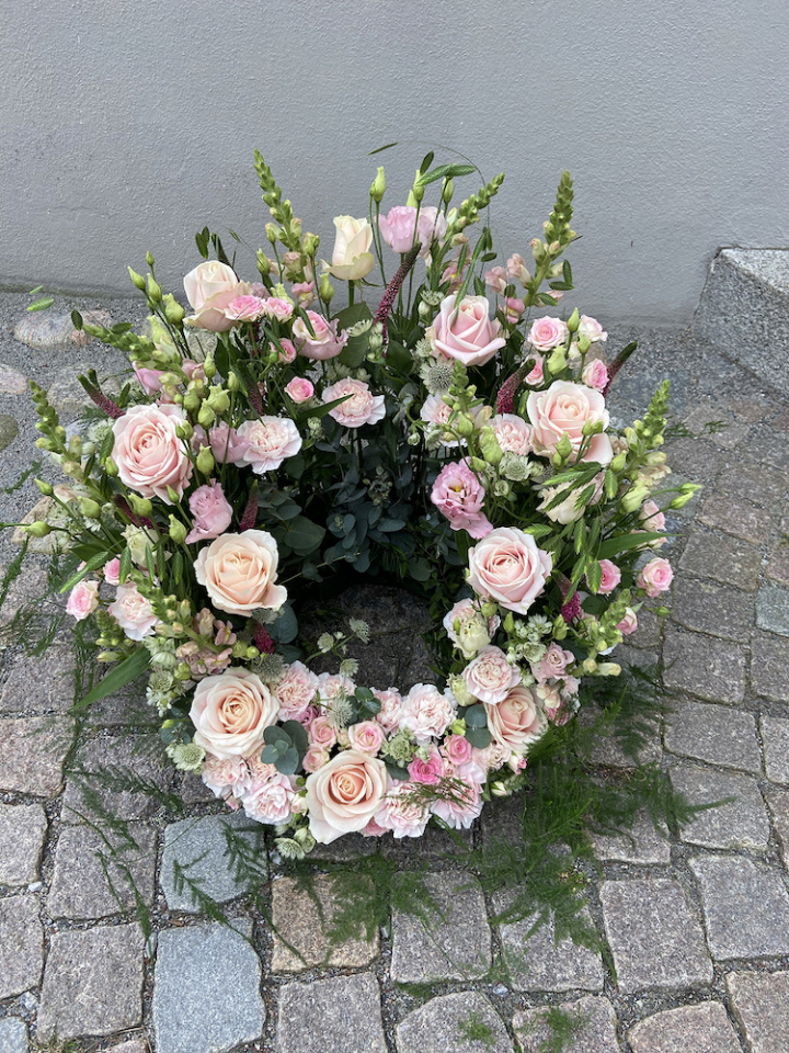 Urndekoration - rosa i gruppen Blommor hos Sommarboden i Höllviken AB (beg-urna-rosa)