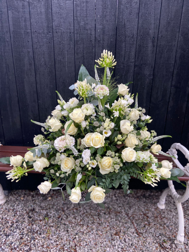 Stående dekoration begravning, stor - vit i gruppen Blommor hos Sommarboden i Höllviken AB (bek-stoendedek-stor-vit)